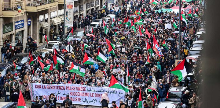 La gente marcha durante una protesta en apoyo de los palestinos y para exigir un alto el fuego inmediato en la franja de Gaza, en Milán. En total, al menos 29.606 personas han muerto en Gaza en medio del conflicto en curso entre Israel y el grupo militante palestino Hamás.