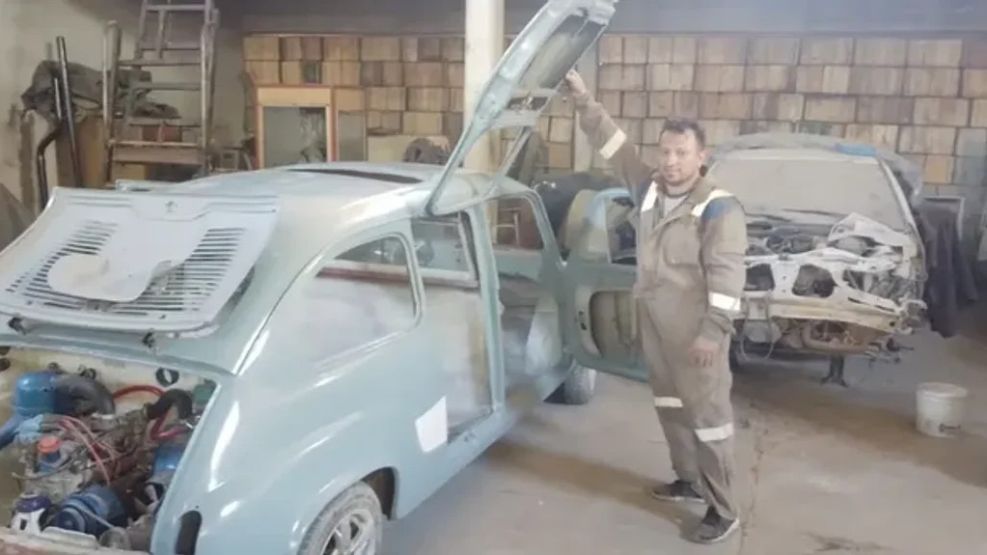Loco por los fierros: armó una limusina con un Fiat 600 y se volvió viral