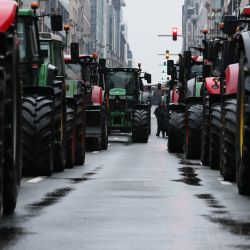 Los agricultores en sus tractores participan en una protesta convocada por las organizaciones de agricultores "Federation Unie de Groupements d'Eleveurs et d'Agriculteurs" (FUGEA), Boerenforum y MAP, en respuesta al Consejo Europeo de Agricultura, en Bruselas. | Foto:BENOIT DOPPAGNE / Belga / AFP