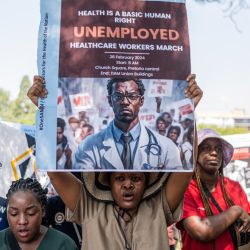 Los trabajadores de la salud sostienen pancartas durante una manifestación encabezada por el Sindicato de la Asociación Médica de Sudáfrica (SAMATU) para los trabajadores de la salud desempleados en el Union Building en Pretoria. | Foto:EMMANUEL CROSET / AFP