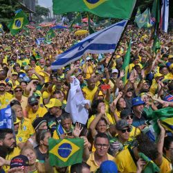 Partidarios del expresidente brasileño Jair Bolsonaro (2019-2022) asisten a una manifestación en Sao Paulo, Brasil, para rechazar las acusaciones de que planeó un golpe de estado con aliados para permanecer en el poder después de su fallido intento de reelección en 2022. | Foto:NELSON ALMEIDA / AFP