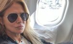 Lentes XL, maxi bag y chupines: El look comfy chic de Flavia Palmiero para viajar en avión