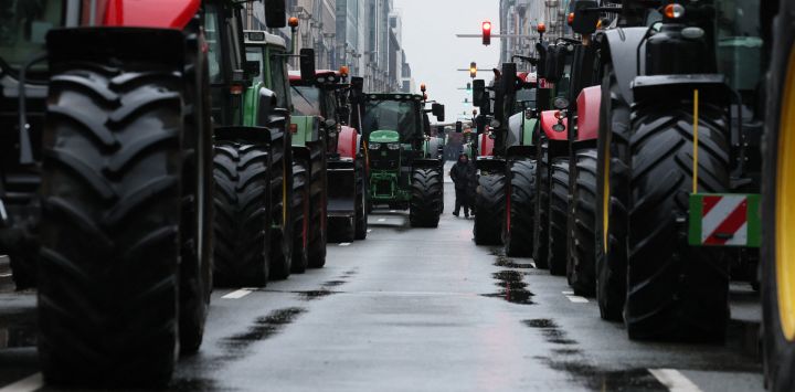 Los agricultores en sus tractores participan en una protesta convocada por las organizaciones de agricultores "Federation Unie de Groupements d'Eleveurs et d'Agriculteurs" (FUGEA), Boerenforum y MAP, en respuesta al Consejo Europeo de Agricultura, en Bruselas.