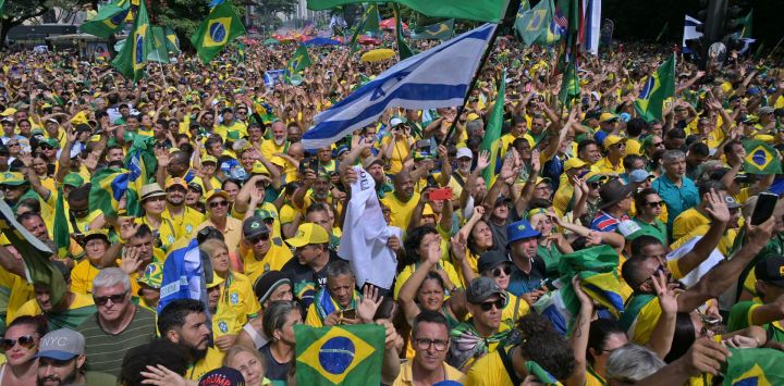 Partidarios del expresidente brasileño Jair Bolsonaro (2019-2022) asisten a una manifestación en Sao Paulo, Brasil, para rechazar las acusaciones de que planeó un golpe de estado con aliados para permanecer en el poder después de su fallido intento de reelección en 2022.