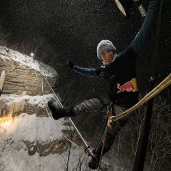 El atleta estonio Jaan Roose logró cruzar con éxito una línea alta a través de la cascada de Valaste, la más alta de su país.