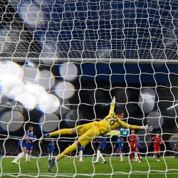 El defensor holandés del Liverpool Virgil van Dijk anota el gol de la victoria ante el arquero serbio del Chelsea Djordje Petrovic, en la prórroga durante el partido de fútbol final de la Copa de la Liga inglesa entre Chelsea y Liverpool en el estadio de Wembley, en Londres. | Foto:GLYN KIRK / AFP