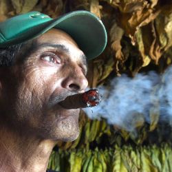 Imagen de un hombre fumando un tabaco, en la provincia de Pinar del Río, en el occidente de Cuba. | Foto:Xinhua/Joaquín Hernández