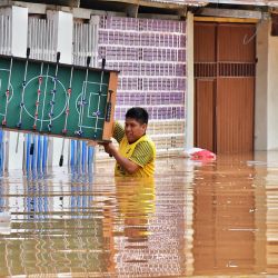 La gente rescata algunas de sus pertenencias de sus casas inundadas por el desbordamiento del río Acre en Cobija, Bolivia. Al menos 40 personas han muerto como resultado de la actual temporada de lluvias en Bolivia, que ha provocado intensas inundaciones en muchas partes del país. | Foto:AFP