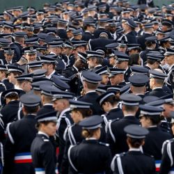 Los cadetes de la Policía Nacional francesa participan en la ceremonia final de graduación en la Escuela Superior de la Policía Nacional (ENSP) en Cannes-Ecluse, al sur de París. | Foto:Ludovic Marin / AFP