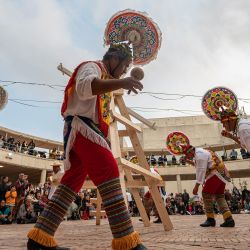 Los nativos totonacas de México realizan el ritual "Voladores de Papantla" en la primera conferencia Internacional de Circo Achura Karpa en Bogotá. Achura Karpa es un espacio para disfrutar y admirar más de 40 espectáculos circenses en su diversidad e integridad mientras entablar conversaciones sobre sus raíces latinoamericanas. | Foto:LUIS ACOSTA/AFP