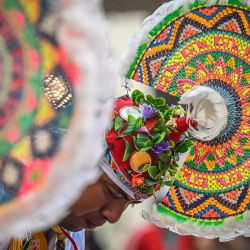 Los nativos totonacas de México realizan el ritual "Voladores de Papantla" en la primera conferencia Internacional de Circo Achura Karpa en Bogotá. Achura Karpa es un espacio para disfrutar y admirar más de 40 espectáculos circenses en su diversidad e integridad mientras entablar conversaciones sobre sus raíces latinoamericanas. | Foto:LUIS ACOSTA/AFP