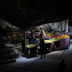 Los vendedores de verduras esperan a los clientes en su puesto callejero en Rafah, en el sur de la Franja de Gaza, en medio de continuas batallas entre Israel y el grupo militante palestino Hamás. | Foto:SAID KHATIB / AFP