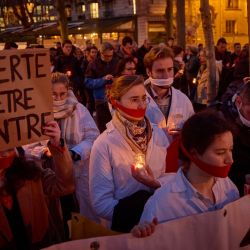 Manifestantes con paños cubriéndose la boca sostienen un lema que dice "Libertad para estar en contra" durante una manifestación silenciosa provida en París, cuando el Senado inició debates para la inclusión del aborto en la constitución. | Foto:KIRAN RIDLEY / AFP