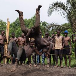 Miembros de Soft Ground Wrestling de Uganda luchan durante una sesión de entrenamiento en su campamento en Mukono. | Foto:BADRU KATUMBA / AFP