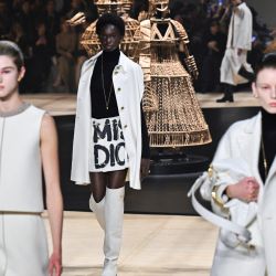Modelos presentan creaciones de Christian Dior para la colección Prêt-à-porter femenino Otoño-Invierno 2024/2025 en el marco de la Semana de la Moda de París, en París. | Foto:MIGUEL MEDINA / AFP