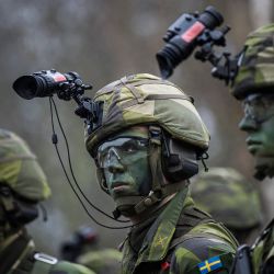 Soldados del 13.º batallón de contrainteligencia, 2.º pelotón de reconocimiento de las Fuerzas Armadas suecas, participan en un ejercicio militar en Kungsangen, cerca de Estocolmo. | Foto:JONATHAN NACKSTRAND / AFP