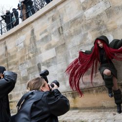Una influencer posa afuera, antes de la presentación de las creaciones de Christian Dior para la colección Women Ready-to-wear Otoño-Invierno 2024/2025 como parte de la Semana de la Moda de París, en París. | Foto:IAN LANGSDON /AFP