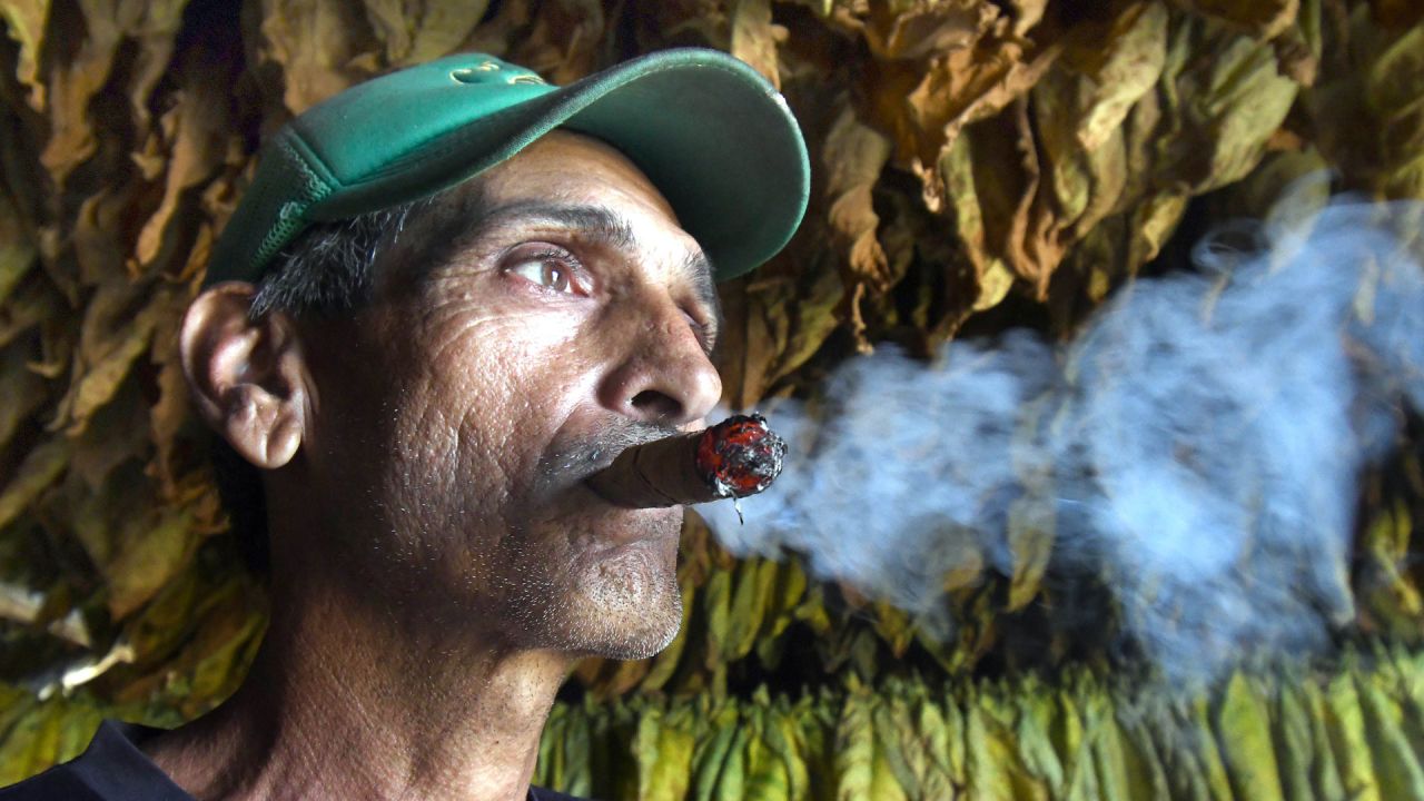 Imagen de un hombre fumando un tabaco, en la provincia de Pinar del Río, en el occidente de Cuba. | Foto:Xinhua/Joaquín Hernández