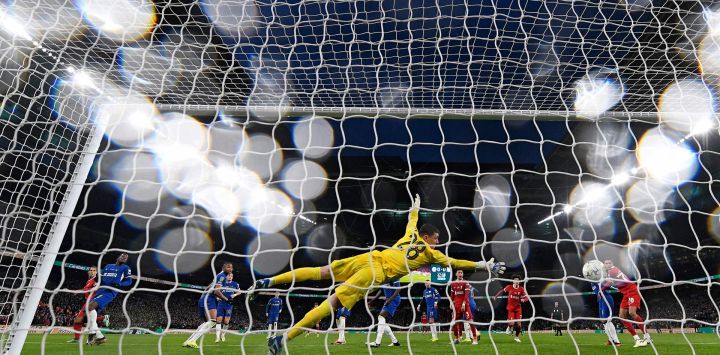 El defensor holandés del Liverpool Virgil van Dijk anota el gol de la victoria ante el arquero serbio del Chelsea Djordje Petrovic, en la prórroga durante el partido de fútbol final de la Copa de la Liga inglesa entre Chelsea y Liverpool en el estadio de Wembley, en Londres.