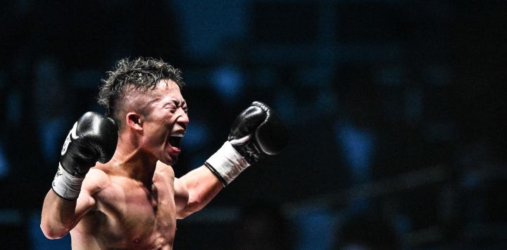 El japonés Takuma Inoue celebra su victoria contra el filipino Jerwin Ancajas durante su combate de boxeo por el campeonato de peso gallo de la AMB en Ryogoku Kokugikan en Tokio.