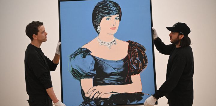 El "Retrato de la princesa Diana" del artista estadounidense Andy Warhol, creado a partir de polímero sintético y tinta de serigrafía sobre lienzo, valorado en 1.200 libras esterlinas (1.400 euros, 1.500 dólares), lo exhiben los asistentes de la galería durante una sesión fotográfica antes de la subasta de arte contemporáneo y del siglo XX. en la casa de subastas Phillips en Londres.