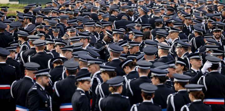 Los cadetes de la Policía Nacional francesa participan en la ceremonia final de graduación en la Escuela Superior de la Policía Nacional (ENSP) en Cannes-Ecluse, al sur de París.