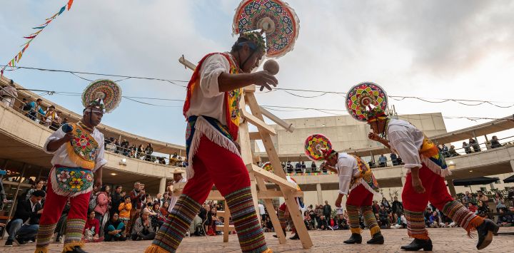 Los nativos totonacas de México realizan el ritual "Voladores de Papantla" en la primera conferencia Internacional de Circo Achura Karpa en Bogotá. Achura Karpa es un espacio para disfrutar y admirar más de 40 espectáculos circenses en su diversidad e integridad mientras entablar conversaciones sobre sus raíces latinoamericanas.