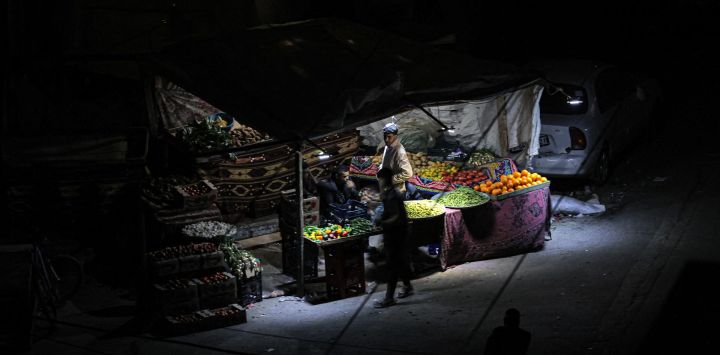 Los vendedores de verduras esperan a los clientes en su puesto callejero en Rafah, en el sur de la Franja de Gaza, en medio de continuas batallas entre Israel y el grupo militante palestino Hamás.