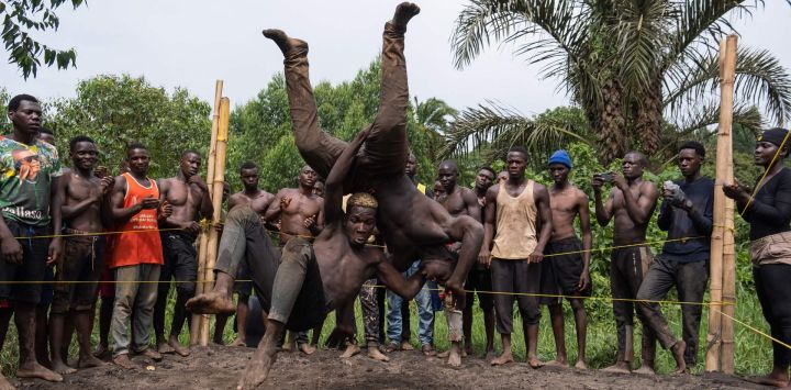 Miembros de Soft Ground Wrestling de Uganda luchan durante una sesión de entrenamiento en su campamento en Mukono.