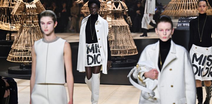 Modelos presentan creaciones de Christian Dior para la colección Prêt-à-porter femenino Otoño-Invierno 2024/2025 en el marco de la Semana de la Moda de París, en París.