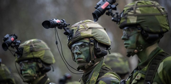 Soldados del 13.º batallón de contrainteligencia, 2.º pelotón de reconocimiento de las Fuerzas Armadas suecas, participan en un ejercicio militar en Kungsangen, cerca de Estocolmo.