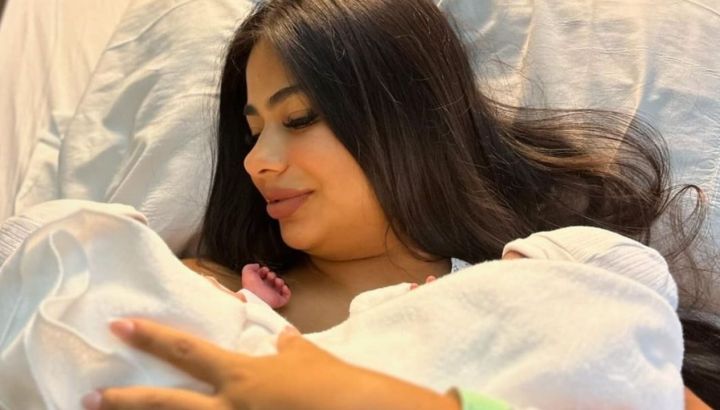 Daniela Celis dejó ver a sus gemelas a un mes de su nacimiento por primera vez