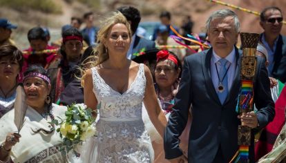 La abogada y el ex gobernador de Jujuy se casaron con la presencia de pueblos originarios.