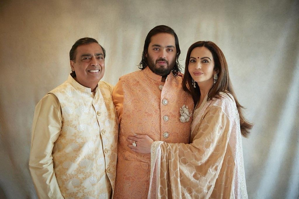 (De izq. a der.) Mukesh Ambani, el hombre más rico de India y de Asia, su hijo Anant, y su mujer Nita Ambani.