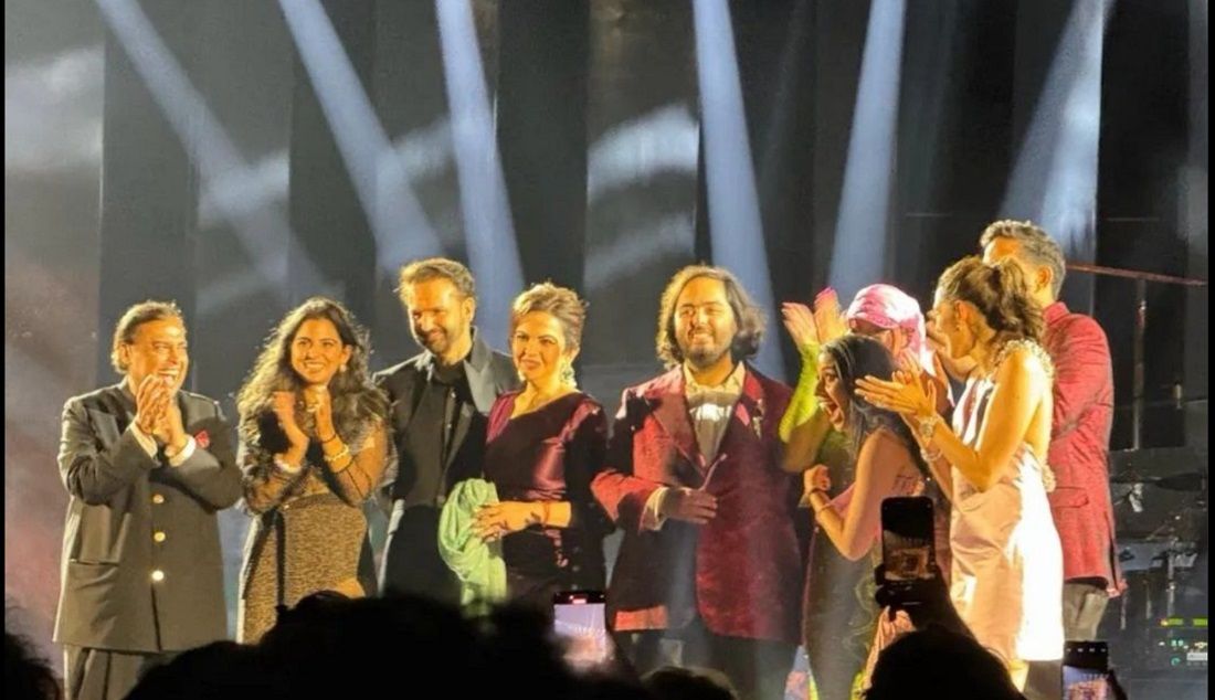 Los Ambani –los más ricos de la India–al terminar el show de Rihanna, para sus invitados.