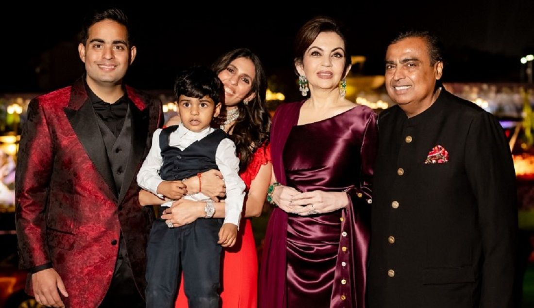 (De izq. a der.)Akash Ambani, su hijo y su esposa Shloka, Nita y Mukesh Ambani.