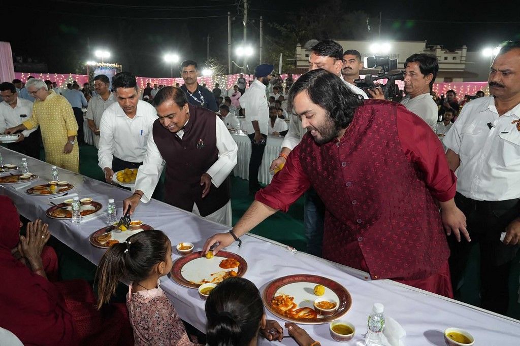 Anant Ambani en la comida para 50.000 personas pobres que dieron como paret del ritual de boda.
