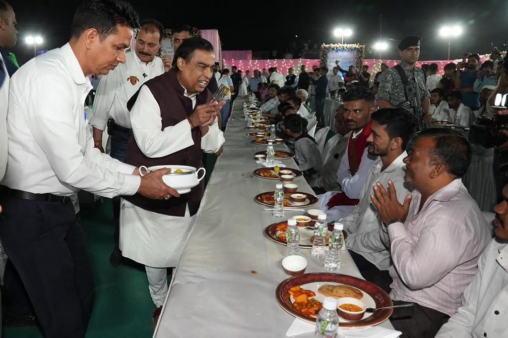 Mukesh Ambani en la comida para 50.000 personas pobres que dieron como paret del ritual de boda.