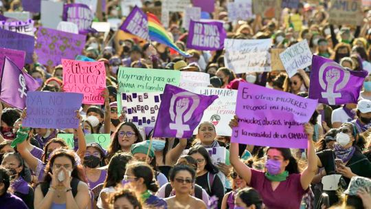 Movimientos feministas marchan contra Milei por el Día Mundial contra la Violencia de Género