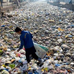Un reciclador busca basura reciclable en un desagüe de aguas residuales utilizado como vertedero de basura, en un barrio pobre de Lahore. Foto de Syed MURTAZA / AFP | Foto:AFP