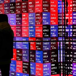 Un hombre mira un tablero electrónico que muestra los precios de las acciones de las empresas que cotizan en la Bolsa de Valores de Tokio. Foto de Kazuhiro NOGI / AFP | Foto:AFP