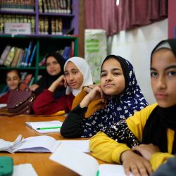 Niños palestinos desplazados asisten a una clase de inglés en la biblioteca de la escuela que alberga a los desplazados de Gaza, en Rafah. Foto de AFP | Foto:AFP