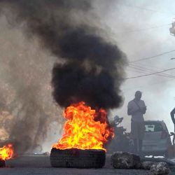 Esta captura de pantalla tomada de AFPTV muestra neumáticos en llamas cerca de la prisión principal de Puerto Príncipe, Haití. Foto de Luckenson JEAN / AFPTV / AFP | Foto:AFP