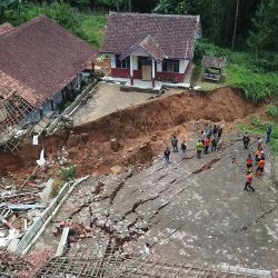 La Agencia Regional de Gestión de Desastres de Java Occidental inspeccionando una escuela destruida por un deslizamiento de tierra tras las fuertes lluvias en Bandung. Foto de Timur MATAHARI / AFP | Foto:AFP