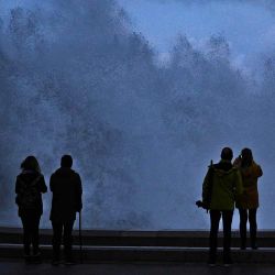 La gente mira las olas rompiendo en la costa de Niza, en el sureste de Francia. Foto de Valery HACHE / AFP  | Foto:AFP