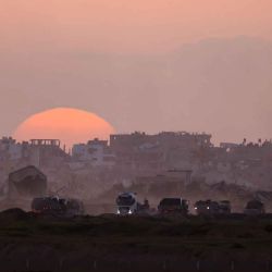 Esta fotografía tomada desde una posición en el sur de Israel, cerca de la frontera con la Franja de Gaza, muestra vehículos israelíes que regresan de Gaza. Foto de Menahem KAHANA / AFP | Foto:AFP