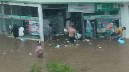 Detuvieron a ocho personas que saquearon una farmacia en medio de la inundación en Corrientes