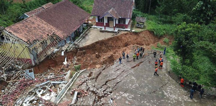 La Agencia Regional de Gestión de Desastres de Java Occidental inspeccionando una escuela destruida por un deslizamiento de tierra tras las fuertes lluvias en Bandung. Foto de Timur MATAHARI / AFP