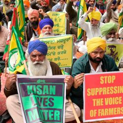 Armeros sostienen pancartas y gritan consignas durante una protesta contra el gobierno central de la India para exigir precios mínimos para los cultivos en Amritsar. Foto de Narinder NANU / AFP | Foto:AFP