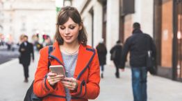 Cuáles son los tres motivos por los que no hay que mirar el celular en la calle.